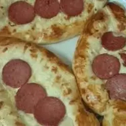 فطائر نقانق بالجبن